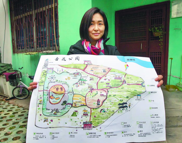 "80后"合肥姑娘李夏洁正在展示省城杏花公园的绿色地图.